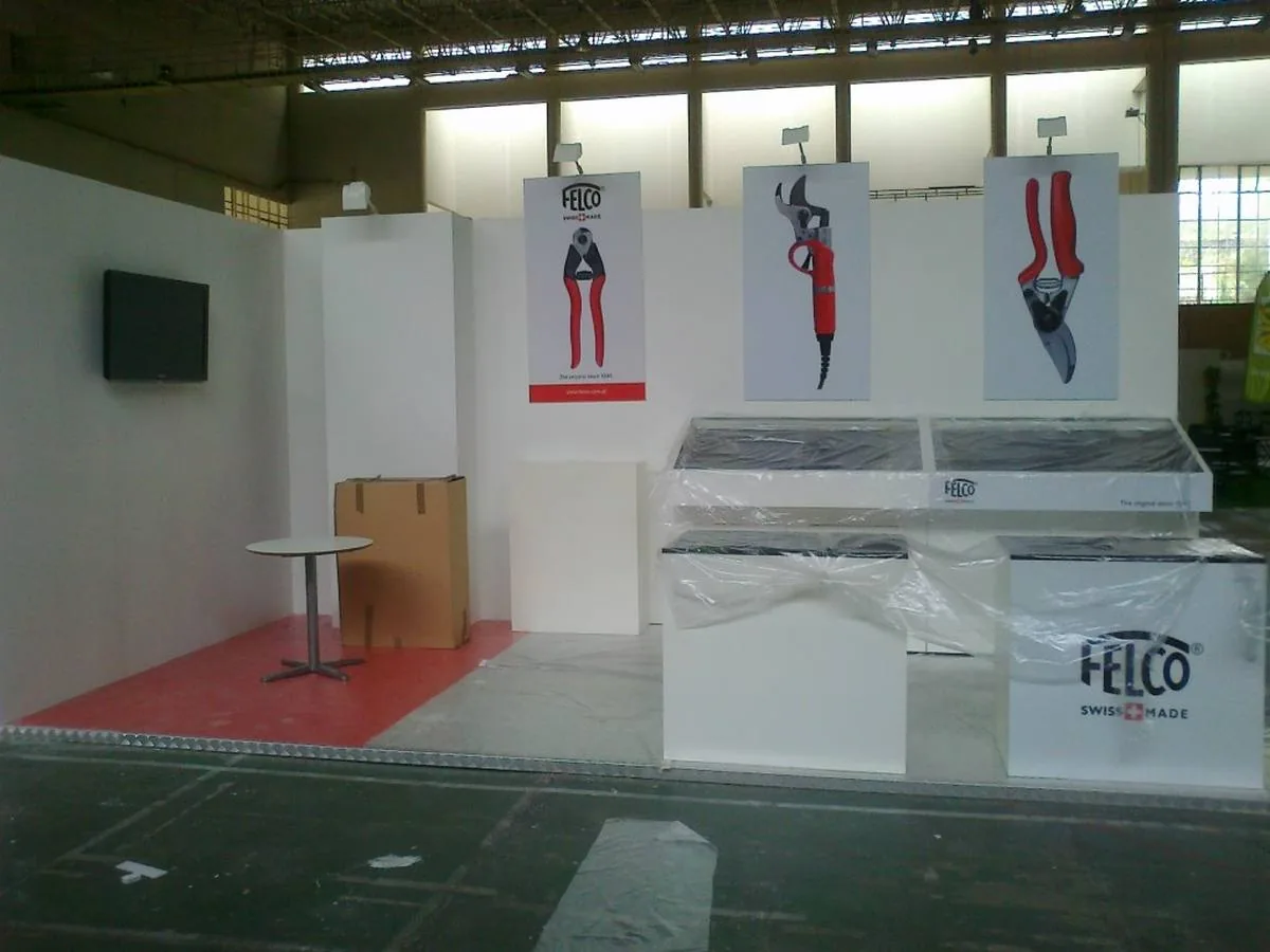 Stand Felco com expositores de ferramentas